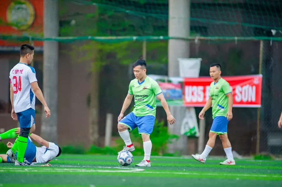 1. The "Bad Pass" Trigger: Immediate Reaction to Off-Target Distribution